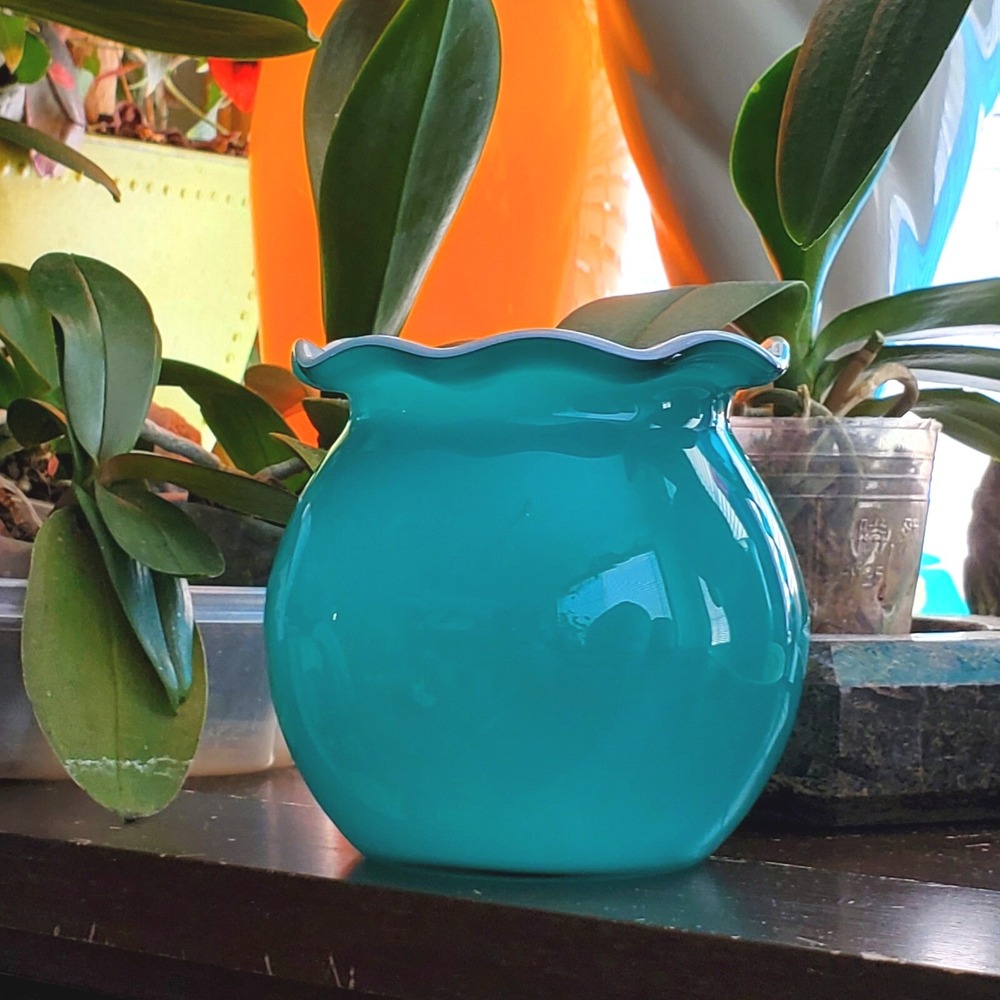 Gorgeous Design China 4" Ruffled Edge Glass Bowl Vase Turquoise & White Inside - Picture 3 of 10